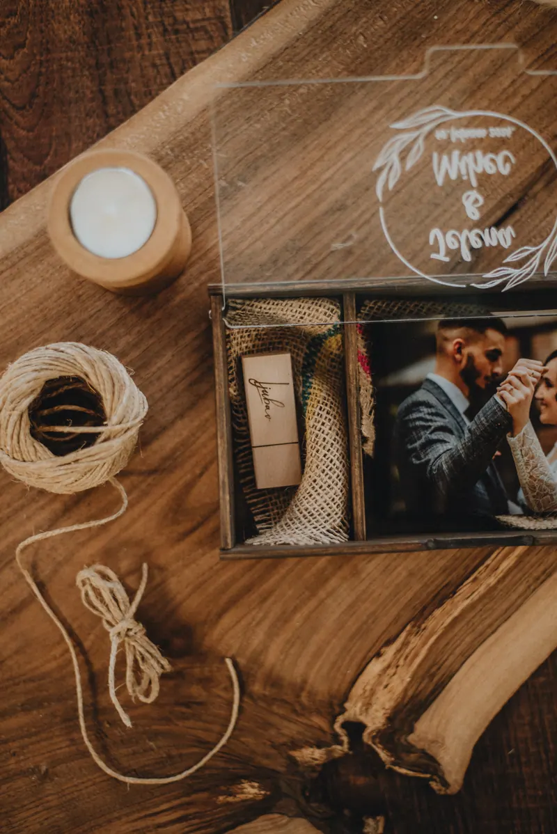 Drvena kutija za fotografije Gardian sa gravurom na poklopcu (fotografija 7)