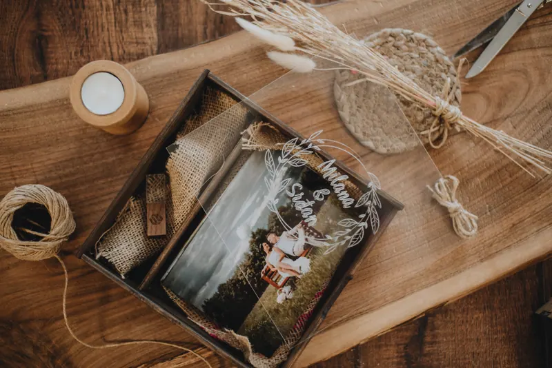 Drvena kutija za fotografije Gardian sa gravurom na poklopcu (fotografija 6)