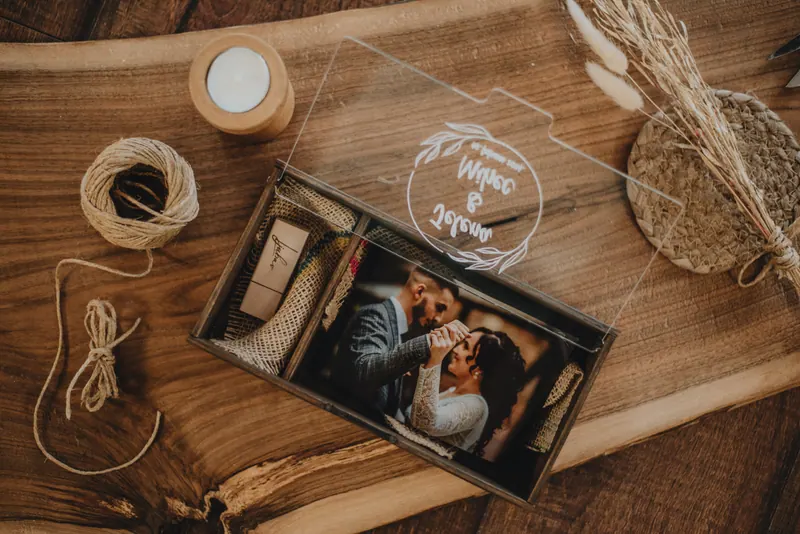 Drvena kutija za fotografije Gardian sa gravurom na poklopcu