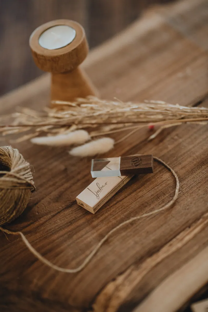 Stakleni USB sa drvenim detaljem i gravurom (fotografija 2)