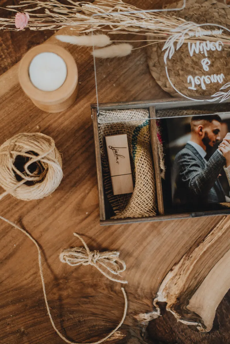 Drvena kutija za fotografije Gardian sa gravurom na poklopcu (fotografija 5)