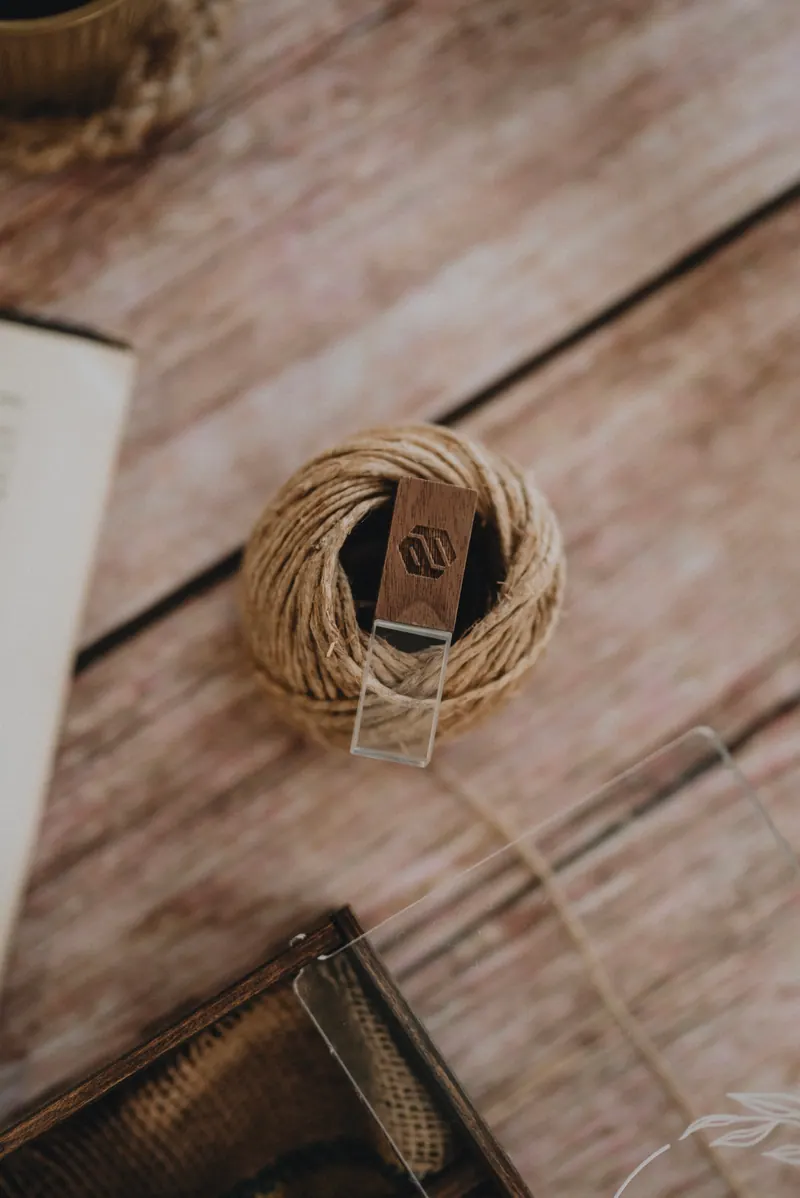 Stakleni USB sa drvenim detaljem i gravurom