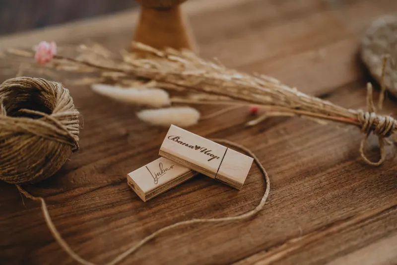 Personalizovani drveni USB sa ugraviranim tekstom (fotografija 5)