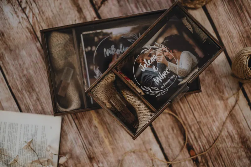 Drvena kutija za fotografije Nova, personalizovana gravurom (fotografija 2)