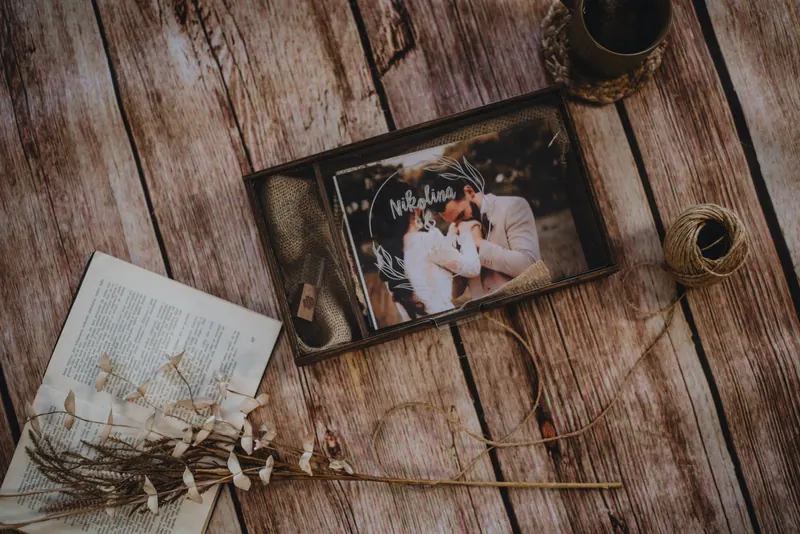 Drvena kutija za fotografije Nova, personalizovana gravurom (fotografija 4)