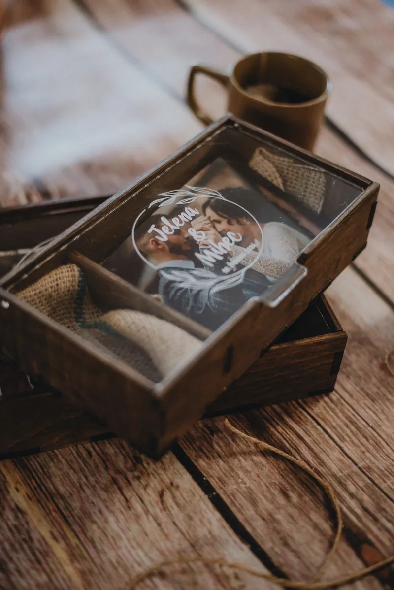 Drvena kutija za fotografije Nova, personalizovana gravurom (fotografija 3)